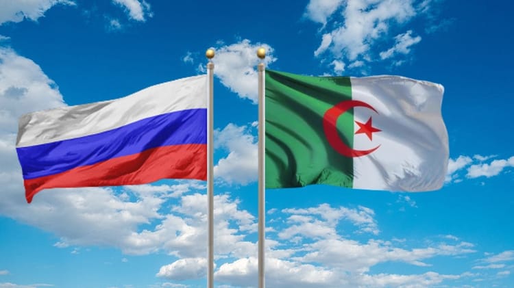L’Etat-major de l’Algérie reçoit un responsable russe Drapeaux de la Russie et de l'Algérie flottant dans le ciel.