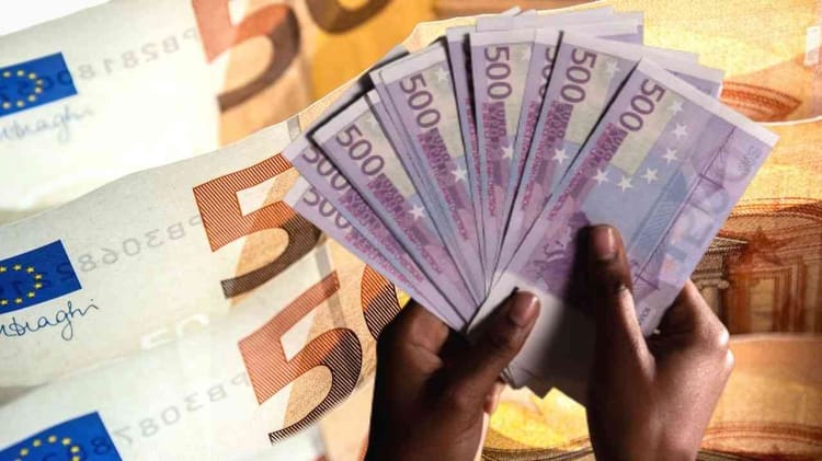 Main tenant des billets de 500 euros, monnaie européenne.
