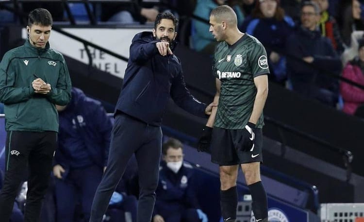 Amorim et Slimani discutent sur le terrain de football.