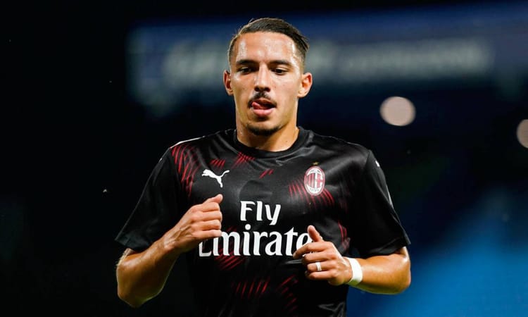 Algérie : Bennacer reçoit une offre de l'AC Milan Joueur de football algérien Bennacer en pleine action sur le terrain.