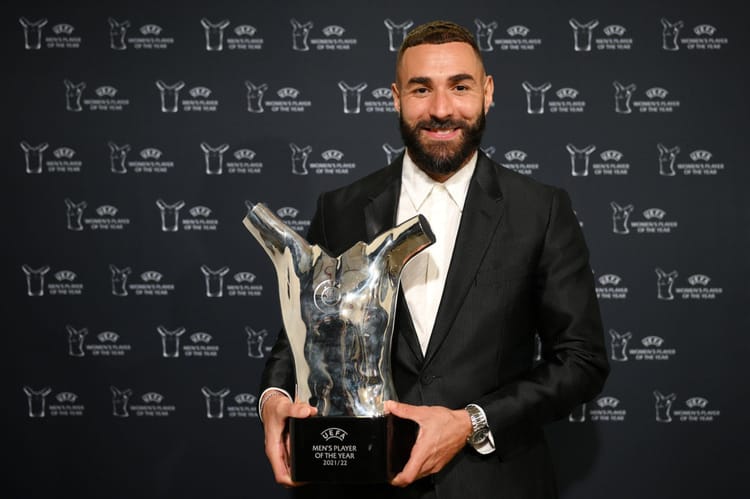Karim Benzema avec le trophée du meilleur joueur UEFA 2023.