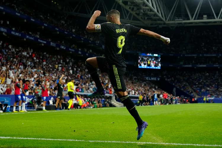 Benzema porte (encore) le Real Madrid Karim Benzema célèbre un but au stade du Real Madrid.