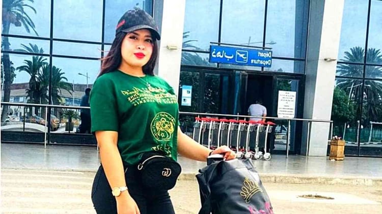 Rania Esmeralda en tenue décontractée à l'aéroport avec valise.