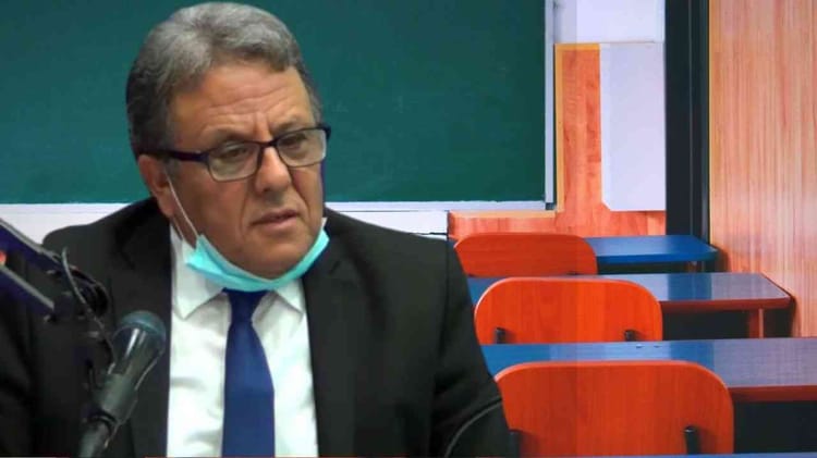 Probable 5ème vague de covid19 en Algérie: Mahyaoui avertit Expert en santé publique avec masque dans une salle de conférence.