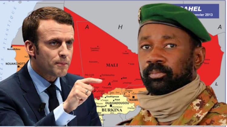 Macron et un militaire malien devant une carte du Mali.