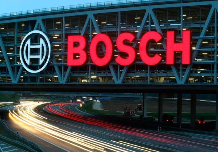 Le géant allemand Bosch va s'installer en Algérie Gros plan sur le logo Bosch devant un bâtiment moderne en Algérie.