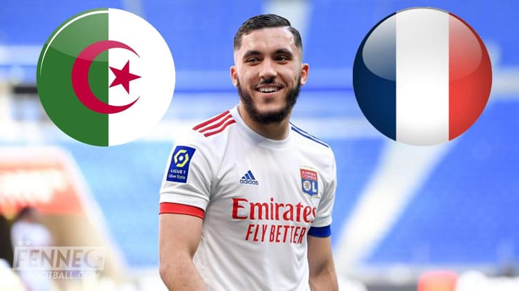 Rayan Cherki souriant avec drapeaux d'Algérie et de France en arrière-plan.