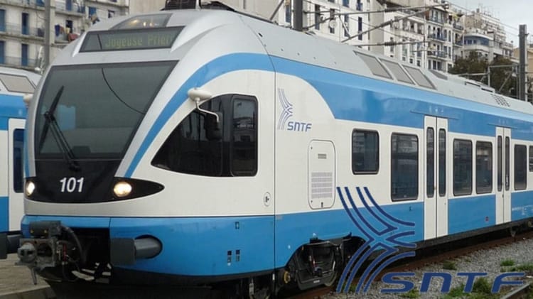 Train moderne de la SNTF en Algérie, transport ferroviaire.