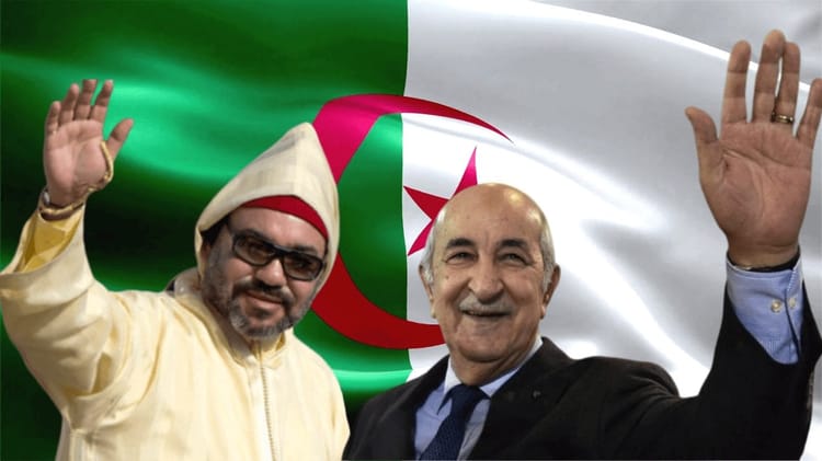 Tebboune et le roi du Maroc saluent avec drapeau algérien et marocain en arrière-plan.