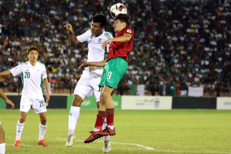 Jeunes joueurs de football U17 en action lors d'un match international.