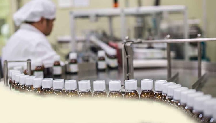 Ligne de fabrication de médicaments dans une usine pharmaceutique en Algérie.