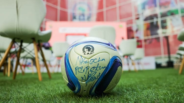 Ballon de football signé lors du tirage au sort de la Ligue des Champions féminine 2022.