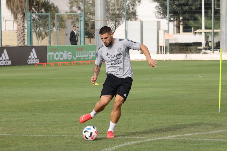 Algérie, Delort revient sur son retrait en sélection Delort en action lors d'un entraînement de football en Algérie.