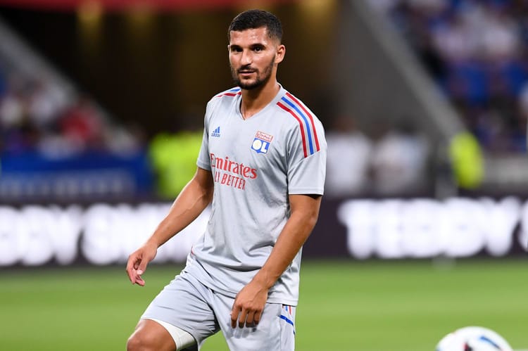 Algérie : Découvrez pourquoi Aouar n'est pas venu Aouar en action sur le terrain de football.