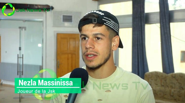 Nezla Massinissa parle lors d'une interview à la JSK.