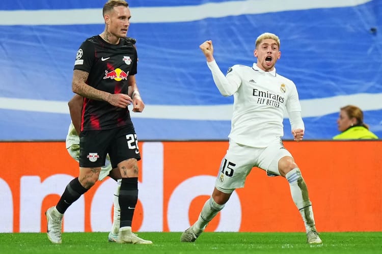 Joueur de Real Madrid célébrant un but lors du match de la Ligue des Champions.