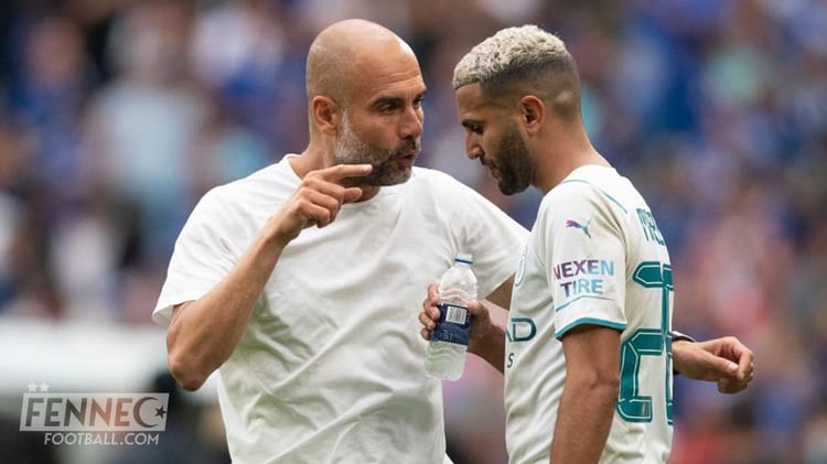 Ballon d’Or : Guardiola responsable de la 12e place de Mahrez Mahrez parle avec son entraîneur lors d'un match de football.