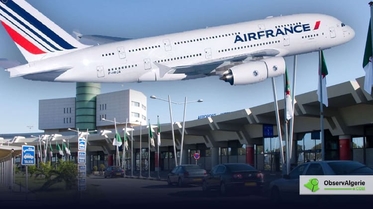 Avion Air France en vol au-dessus de l'aéroport avec drapeaux algériens.