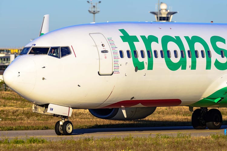 Avion Transavia prêt à décoller, vue de face en plein jour.