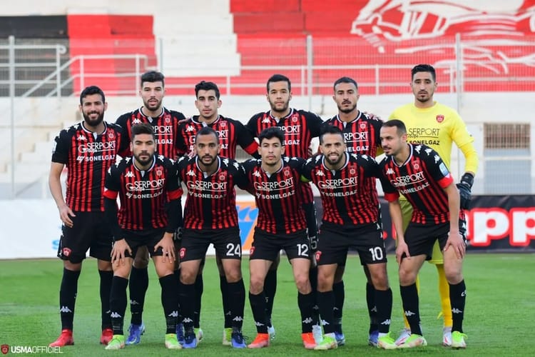 USM Alger clarifie les rumeurs : le communiqué officiel des nouveaux responsables Équipe de football USM Alger et CS Constantine sur le terrain.