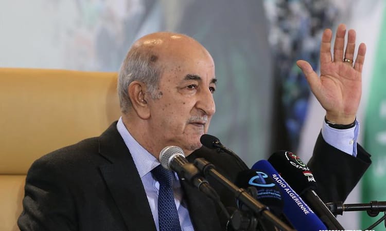 Tebboune s'adresse lors du sommet arabe avec geste de la main.