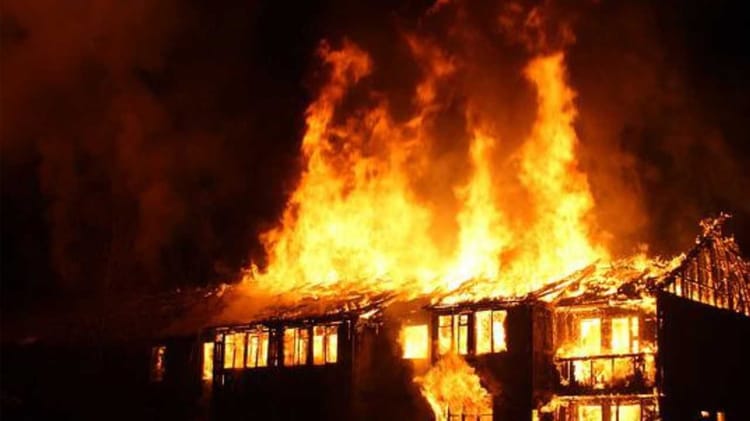 Incendie de forêt massif en Algérie la nuit.