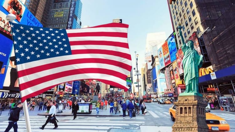 Visa Lottery 2024 : voici la date et les nouvelles conditions d'inscriptions Drapeau américain flottant à Times Square, New York.