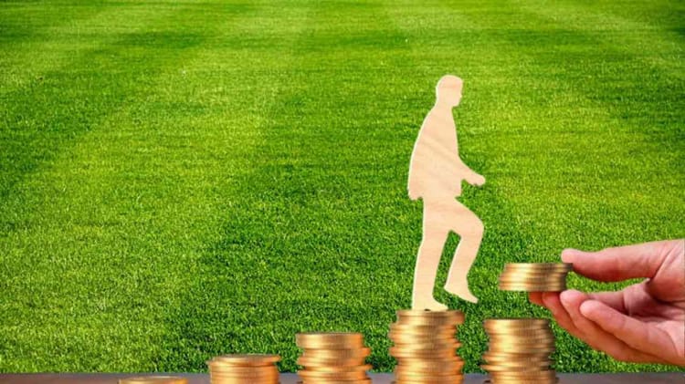 Tout savoir sur les salaires des entraîneurs du championnat algérien Illustration d'un entraîneur de football et de pièces de monnaie.