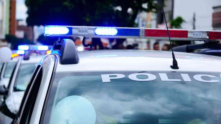 Voiture de police avec sirènes allumées en France.
