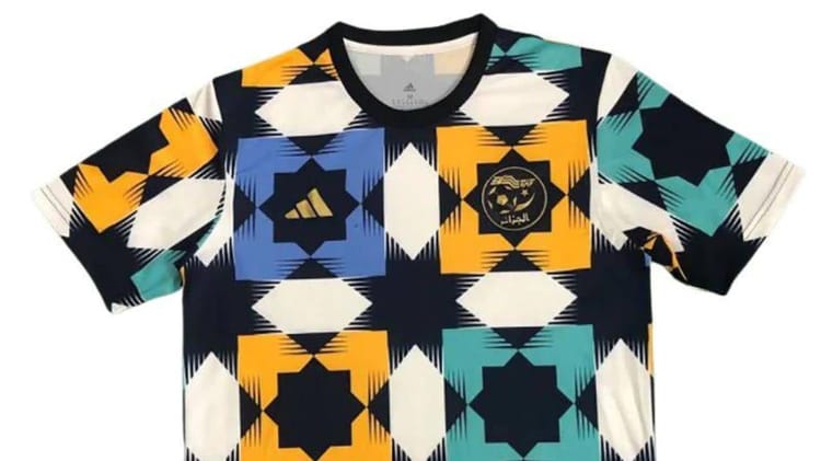 Affaire maillot de l’équipe d’Algérie : Le Maroc persiste dans sa polémique Maillot d’entraînement Adidas avec motifs géométriques colorés.