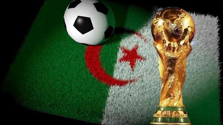 Drapeau algérien avec ballon de football et trophée mondial.