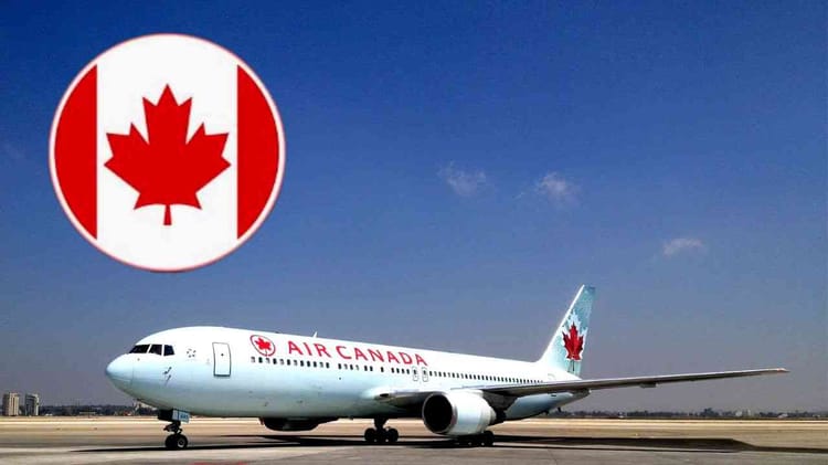 Avion d'Air Canada avec drapeau canadien en arrière-plan.