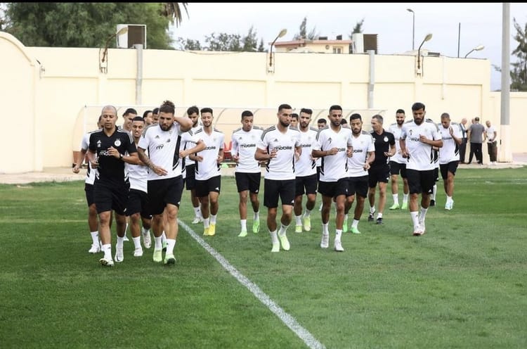 L'équipe nationale algérienne de football s'entraîne à Oran.