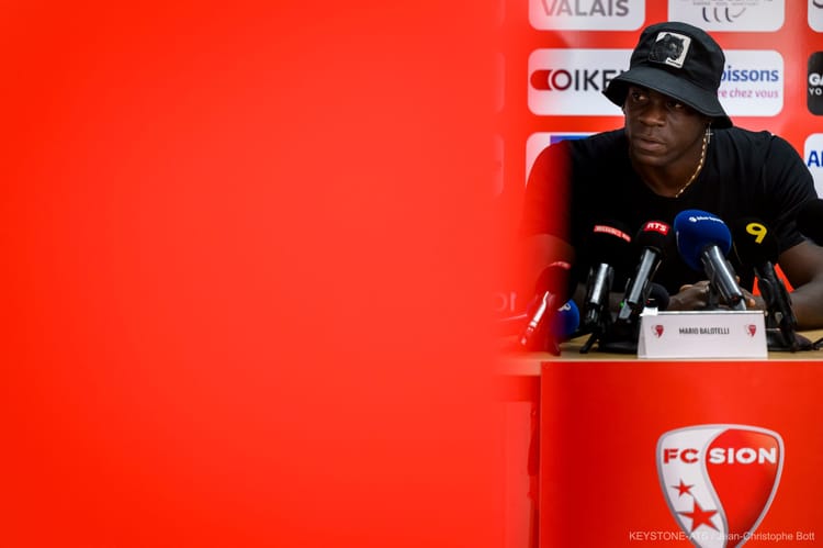 Insolite : Alcoolisé, Balotelli fait déja parler de lui en Suisse Mario Balotelli lors d'une conférence de presse en Suisse.