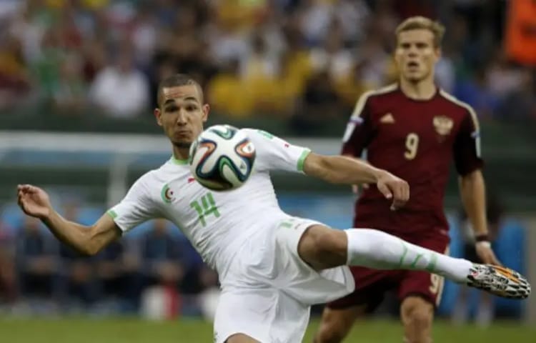 Joueur algérien en action lors d'un match international de football.