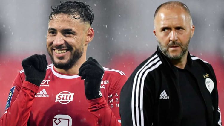 Belaïli souriant en tenue de football sous la pluie.
