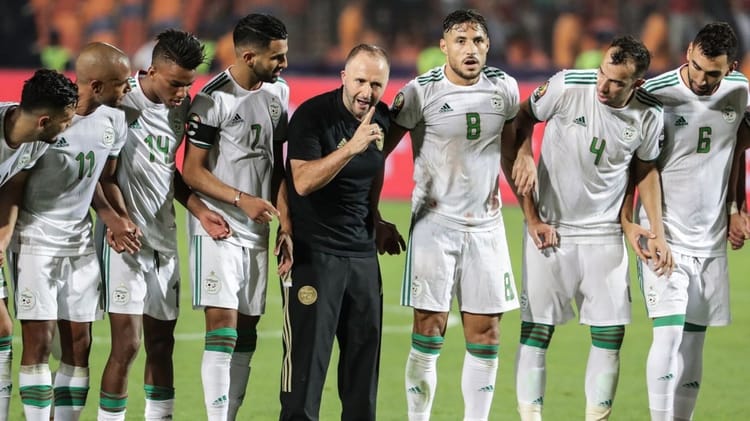 Les joueurs algériens de football lors d'un match important.