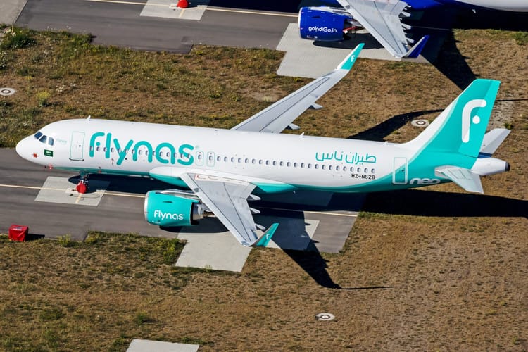 Avion Flynas stationné à l'aéroport d'Alger.