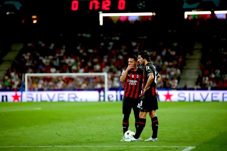 Bennacer, le Milan cherche à prolonger plusieurs cadres Deux joueurs du Milan AC discutent sur le terrain de football.