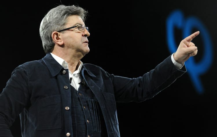 Mélenchon s’en prend violemment à Macron après les tensions entre la France et l’Algérie Jean-Luc Mélenchon pointant du doigt lors d'une intervention publique.