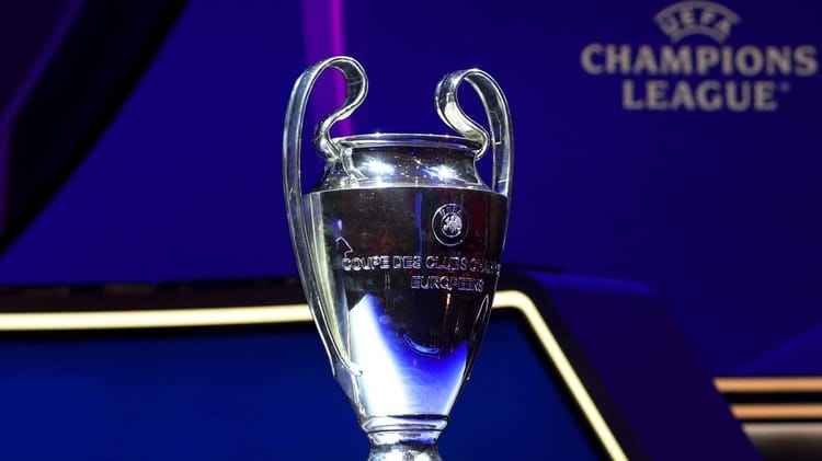 Trophée de la Ligue des Champions UEFA en métal argenté.