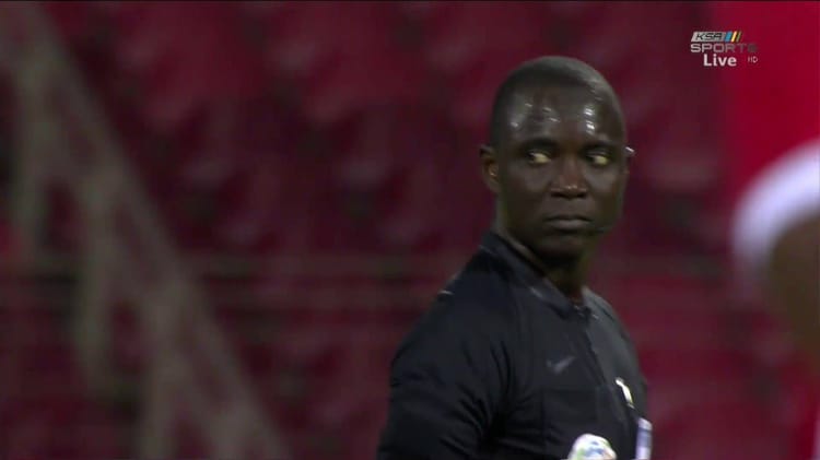 Arbitre de football en action lors d'un match important.