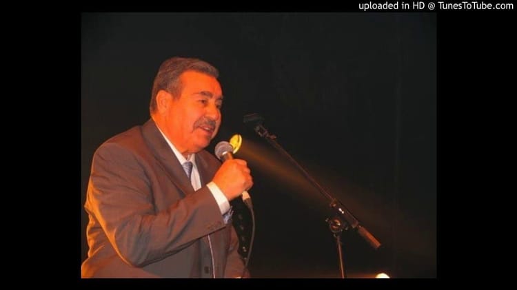 Le chanteur Akli Yahyaten reçu par la Ministre de la Culture et des Arts algérienne suite à une polémique Le chanteur Akli Yahyaten parle lors d'un événement culturel.