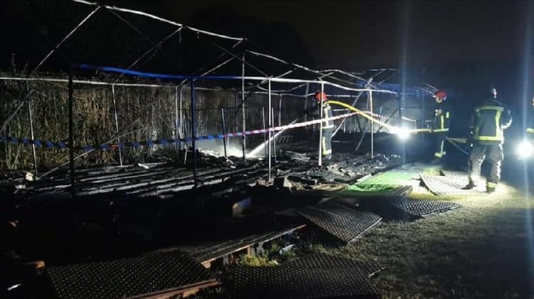 Incendie majeur dans une mosquée en France, intervention des pompiers la nuit.