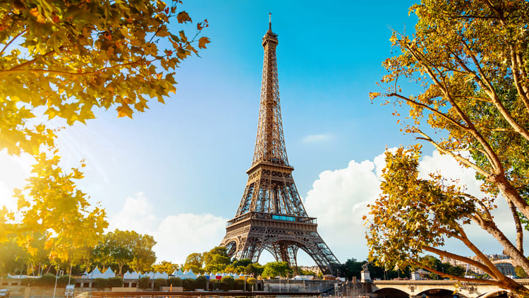 Des algériens se font remarquer à Paris Vue de la Tour Eiffel avec arbres aux couleurs d'automne.