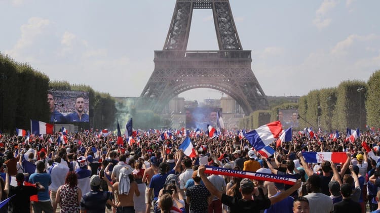 Foule massive à Paris lors d'une manifestation contre la Coupe du Monde 2022.