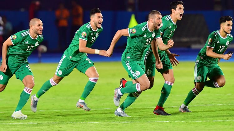 Les joueurs algériens en pleine célébration sur le terrain.