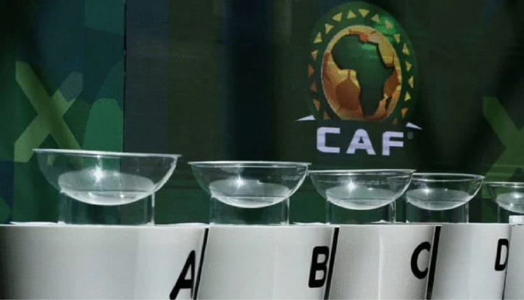CHAN 2023 : Voici les prochains adversaires de l’équipe d’Algérie Coupes de tirage au sort pour la CAN 2023 avec logo CAF en arrière-plan.