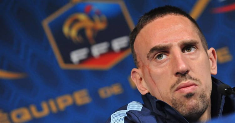 Franck Ribéry en conférence de presse, visage sérieux, fond de logo de la Fédération Française de F".