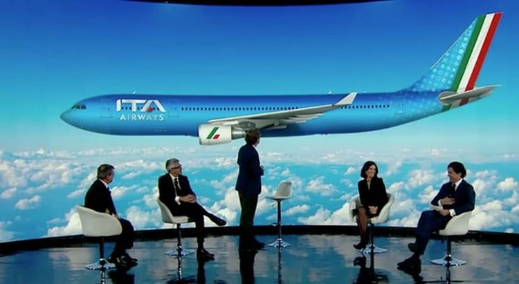 Discussion sur le programme d'hiver d'ITA Airways avec un avion en arrière-plan.